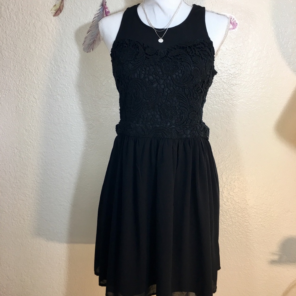 Stitching embroidered lace black dress.